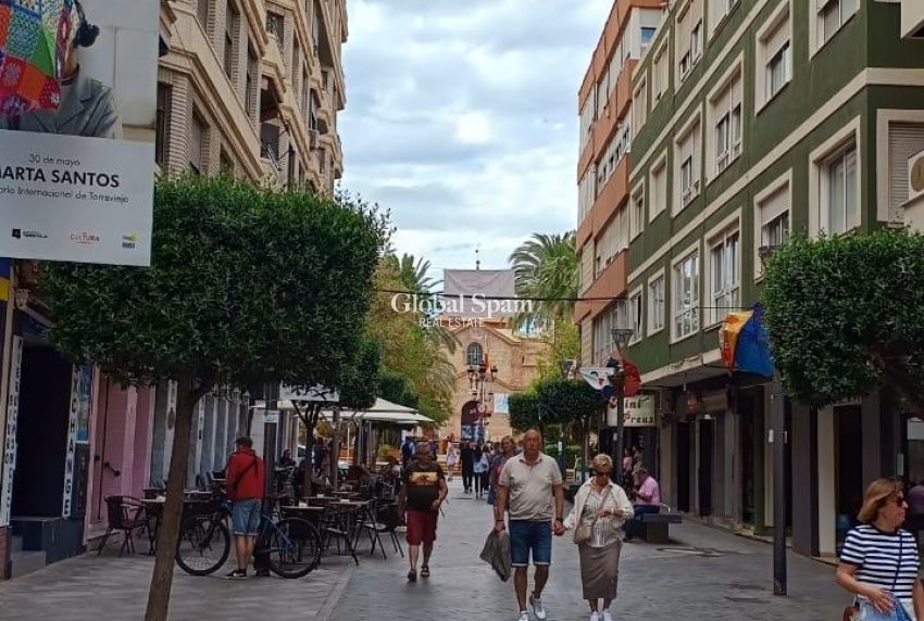 Wiederverkauf - VILLA -
TORREVIEJA - Torrevieja