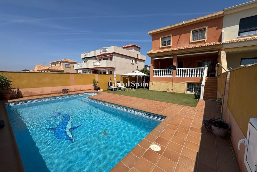 Wiederverkauf - VILLA -
TORREVIEJA - Zona Los Frutales