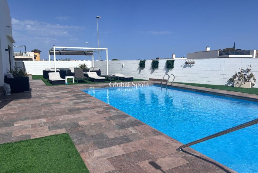 Wiederverkauf - VILLA -
VILLAMARTÍN - Costa Blanca