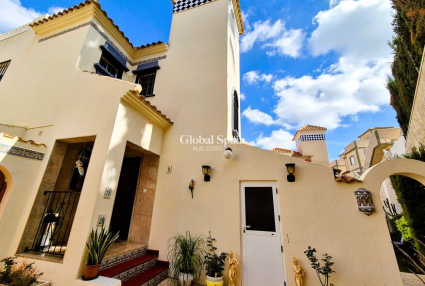 Wiederverkauf - VILLA -
VILLAMARTÍN - Costa Blanca