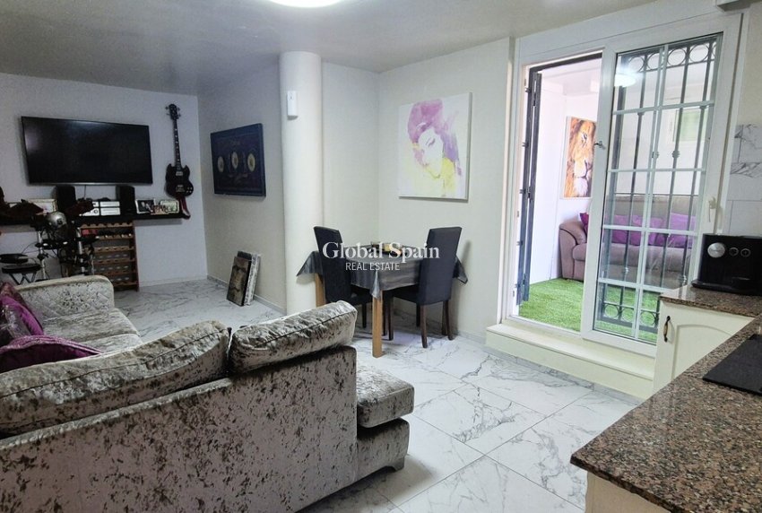 Wiederverkauf - VILLA -
VILLAMARTÍN - Costa Blanca