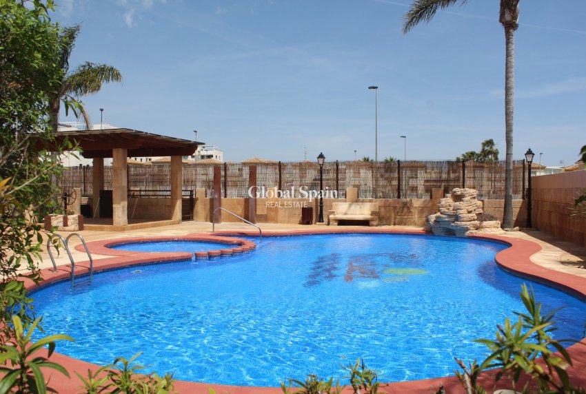 Wiederverkauf - VILLA -
VILLAMARTÍN - Costa Blanca
