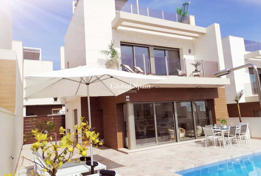 Wiederverkauf - VILLA -
VILLAMARTÍN - Villamartin