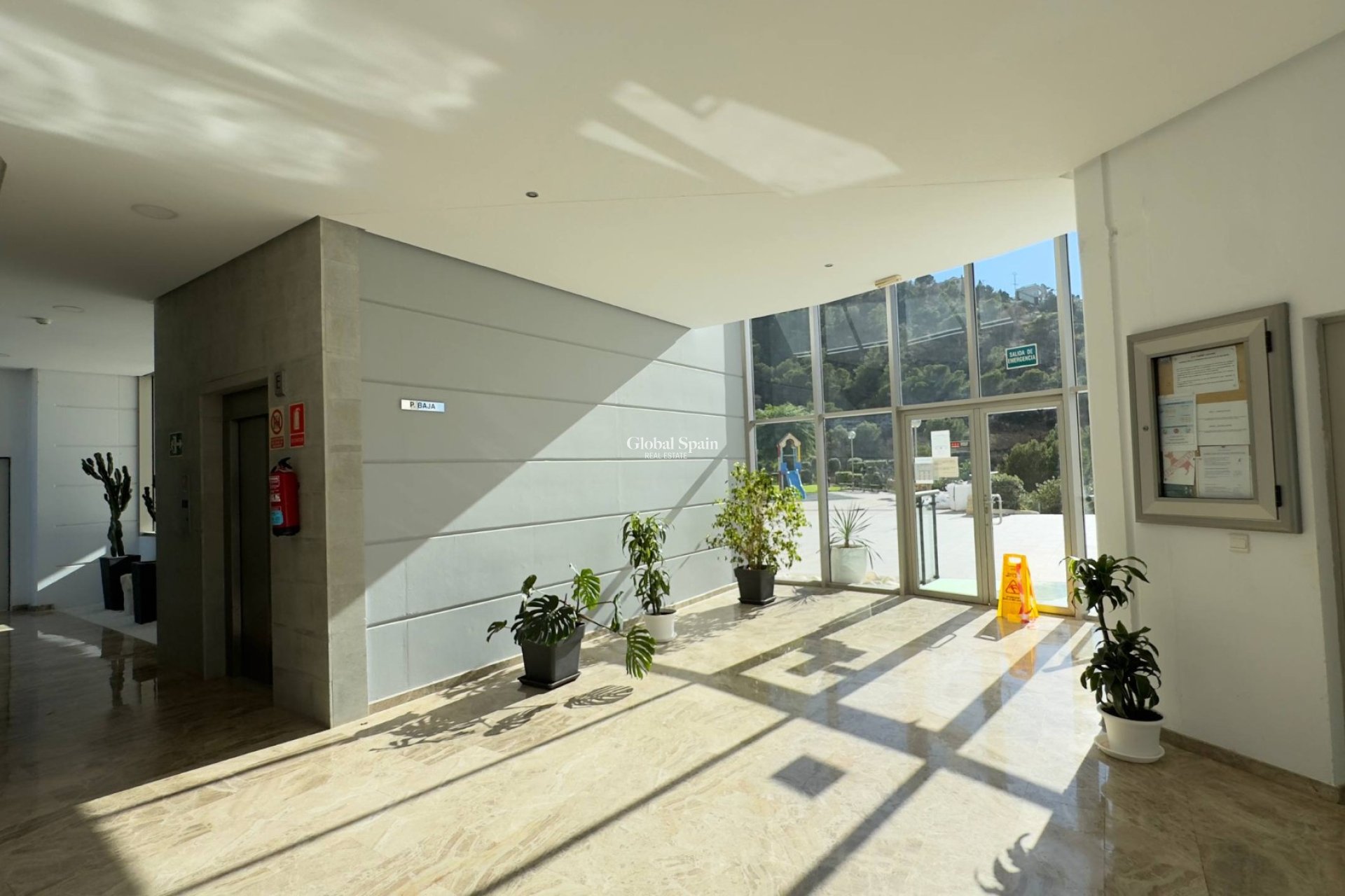 Wiederverkauf - WOHNUNG -
BENIDORM - Levante