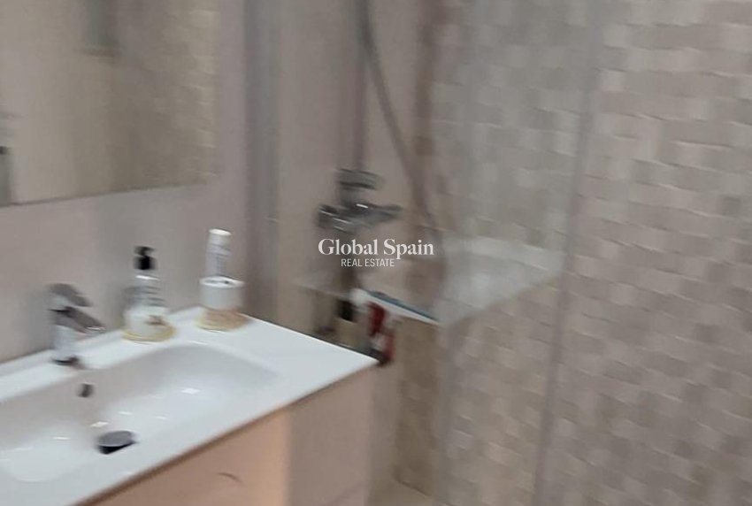 Wiederverkauf - WOHNUNG -
BENIDORM - Levante