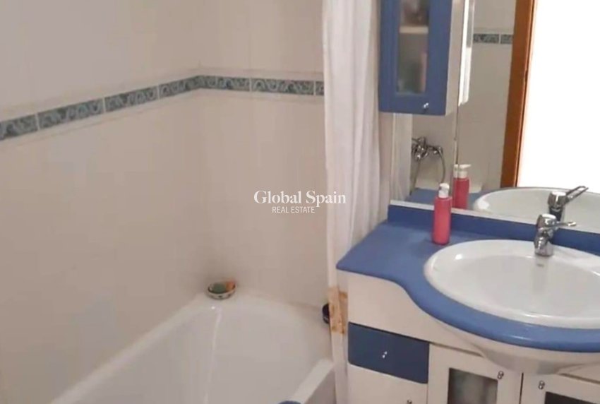 Wiederverkauf - WOHNUNG -
BENIDORM - Levante