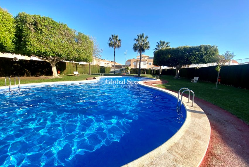 Wiederverkauf - Wohnung - Dachgeschosswohnung -
TORREVIEJA - El limonar