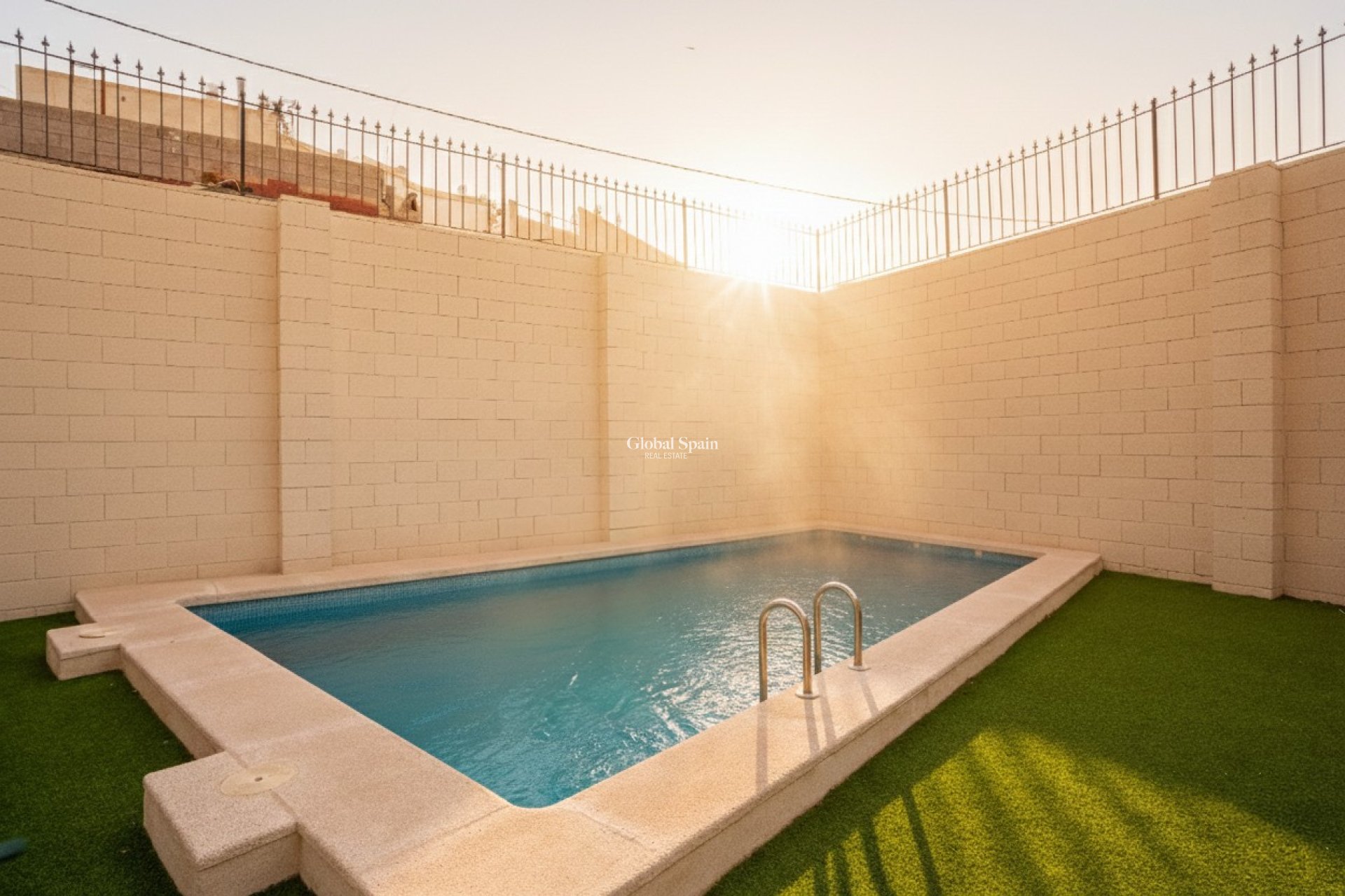 Wiederverkauf - WOHNUNG -
EL CAMPELLO - Costa Blanca