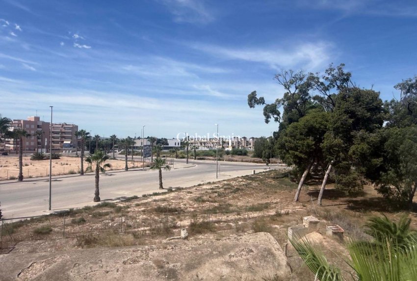 Wiederverkauf - WOHNUNG -
GUARDAMAR DEL SEGURA - Oasis Beach