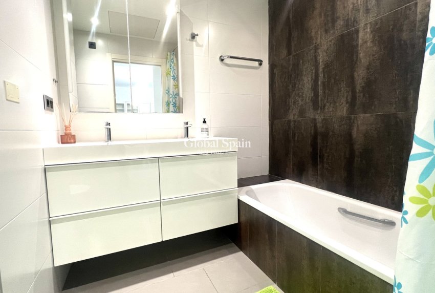 Wiederverkauf - WOHNUNG -
LA ZENIA - Costa Blanca