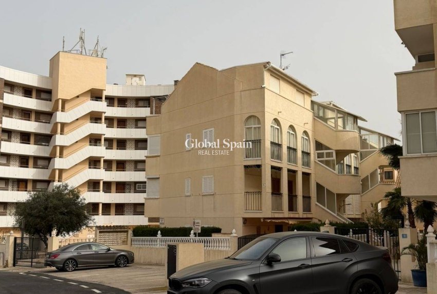 Wiederverkauf - WOHNUNG -
ORIHUELA COSTA - La Regia