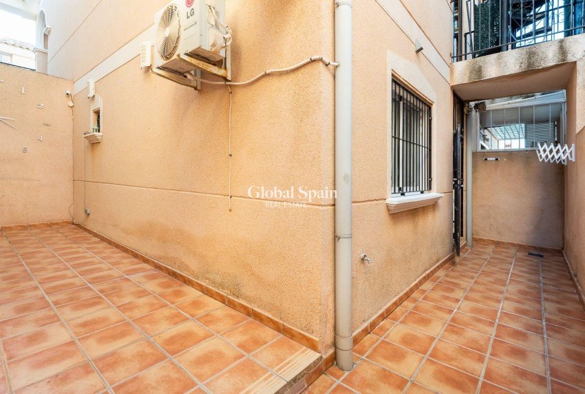 Wiederverkauf - WOHNUNG -
ORIHUELA COSTA - La Regia