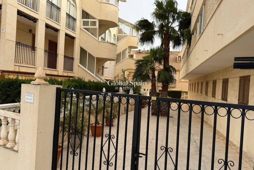 Wiederverkauf - WOHNUNG -
ORIHUELA COSTA - La Regia