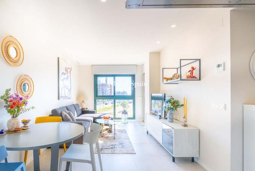 Wiederverkauf - WOHNUNG -
ORIHUELA COSTA - MIL PALMERAS 