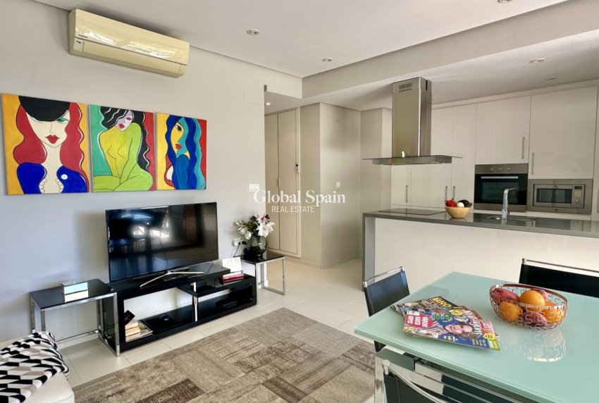 Wiederverkauf - WOHNUNG -
ORIHUELA COSTA - VILLAMARTÍN