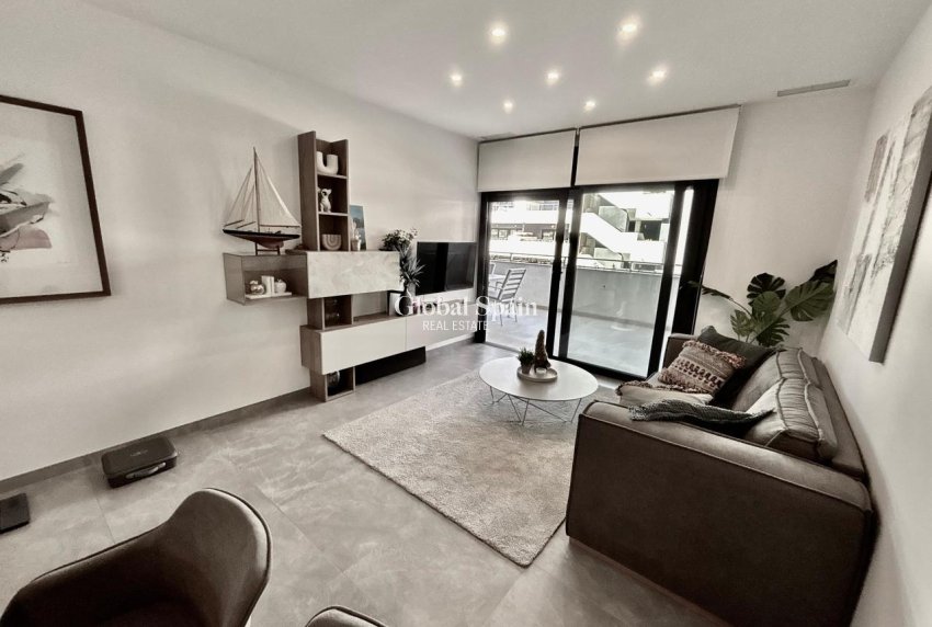 Wiederverkauf - WOHNUNG -
PLAYA FLAMENCA - Costa Blanca