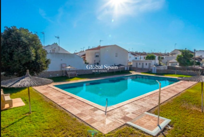 Wiederverkauf - WOHNUNG -
TORREVIEJA - Calas blanca