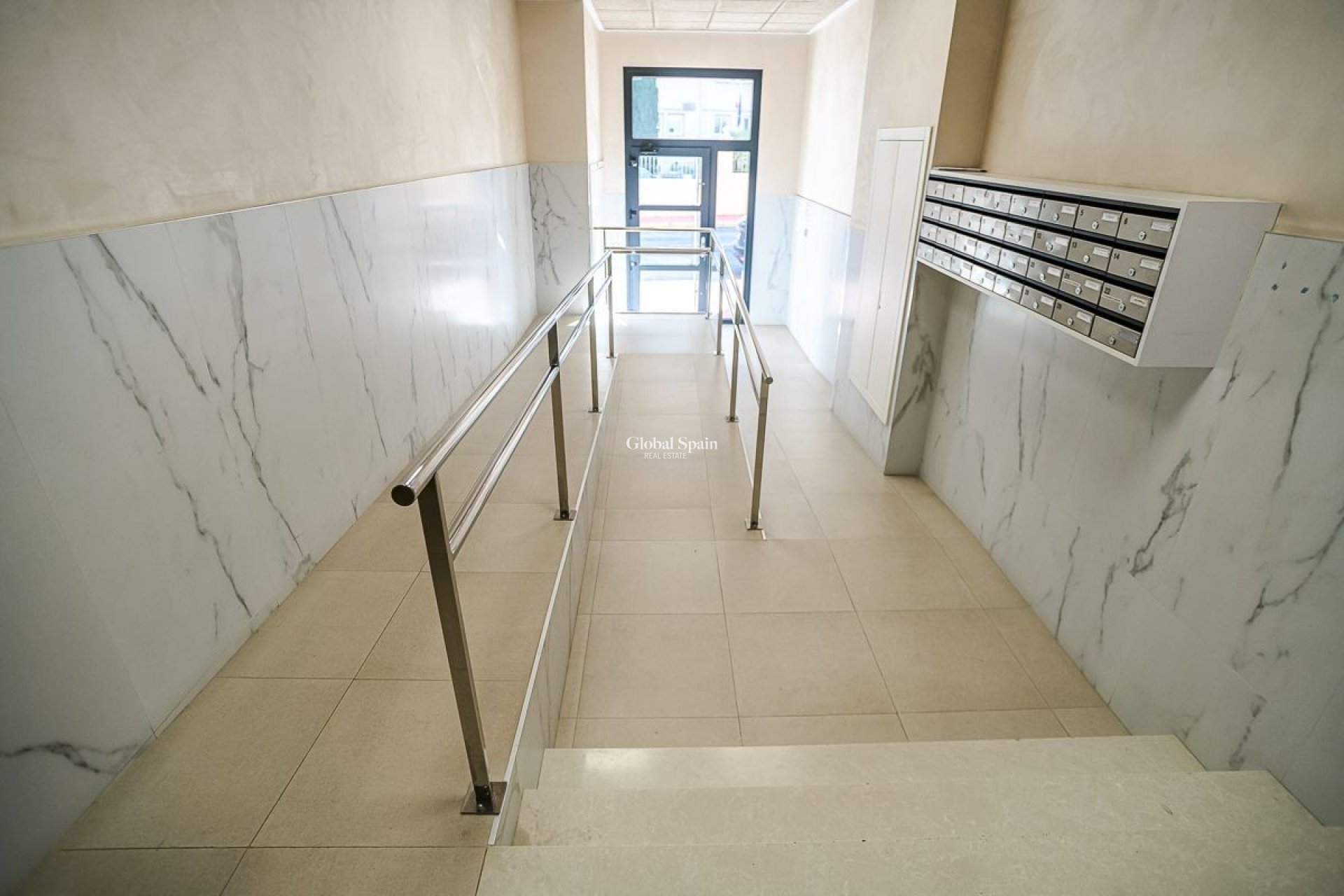 Wiederverkauf - WOHNUNG -
TORREVIEJA - Calas Blancas