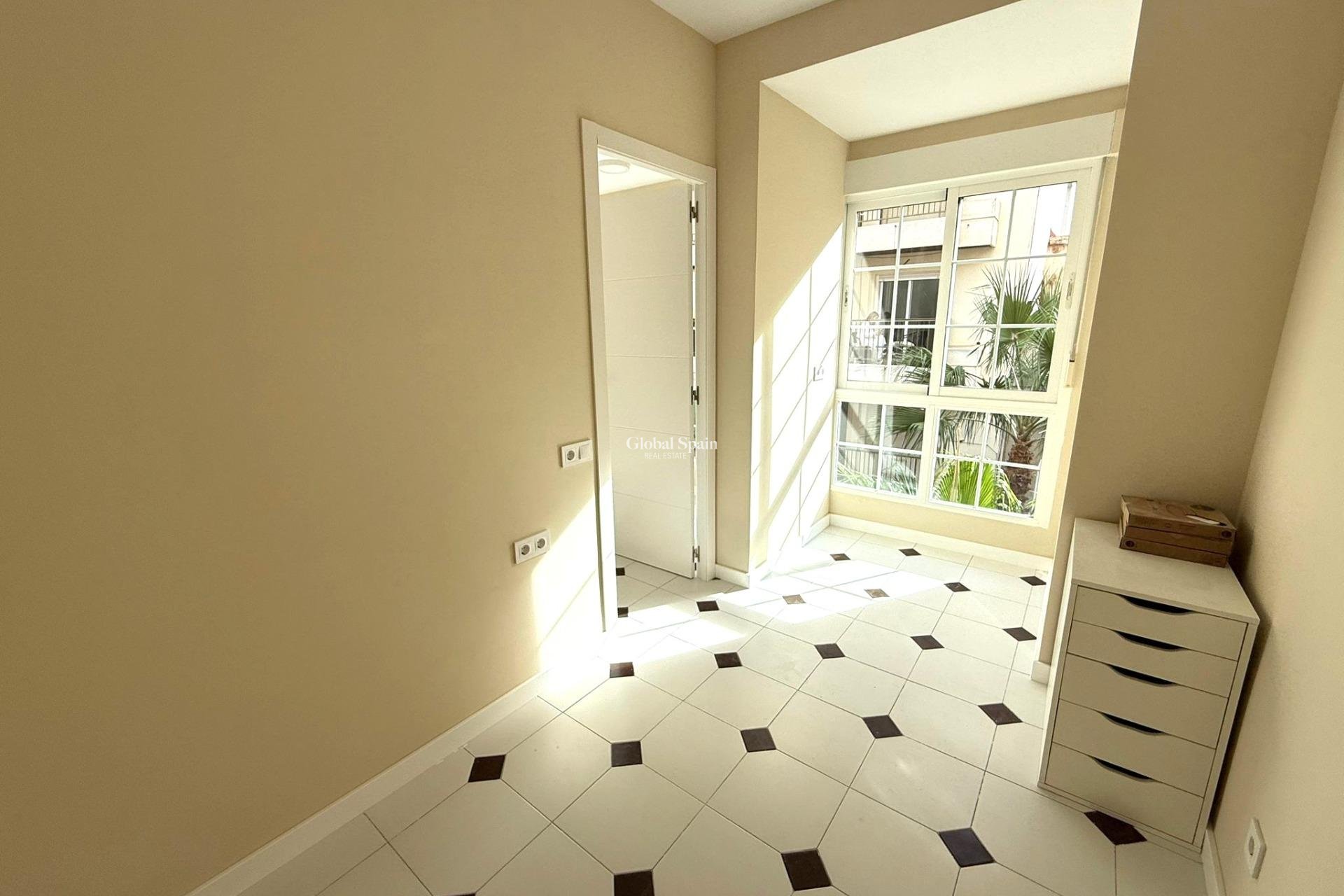 Wiederverkauf - WOHNUNG -
TORREVIEJA - Center