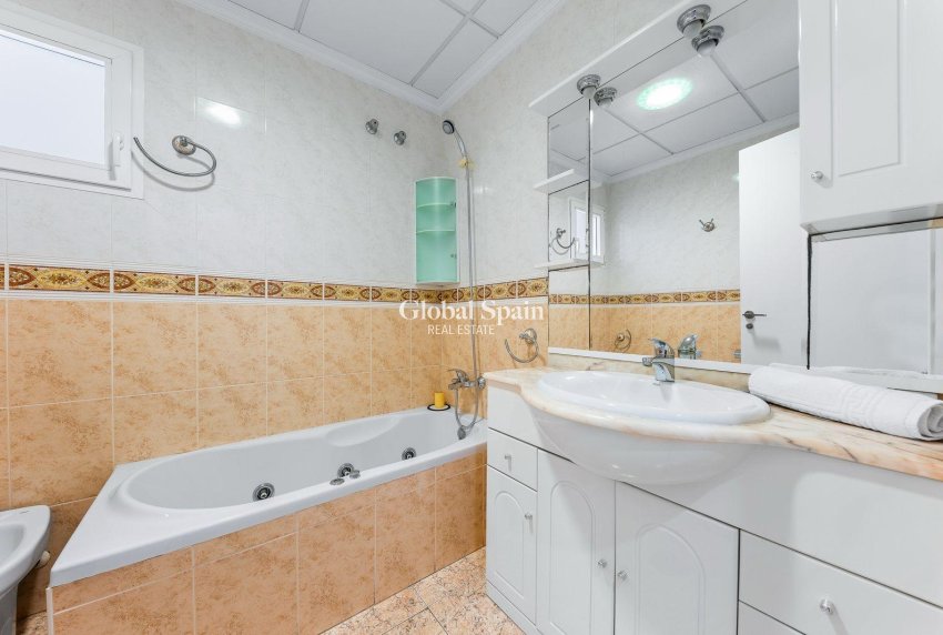 Wiederverkauf - WOHNUNG -
TORREVIEJA - Center