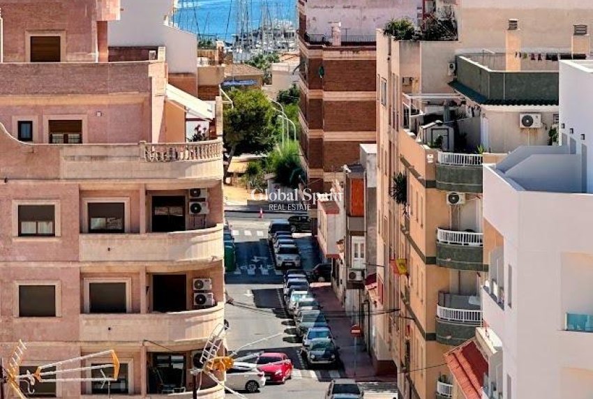 Wiederverkauf - WOHNUNG -
TORREVIEJA - Center