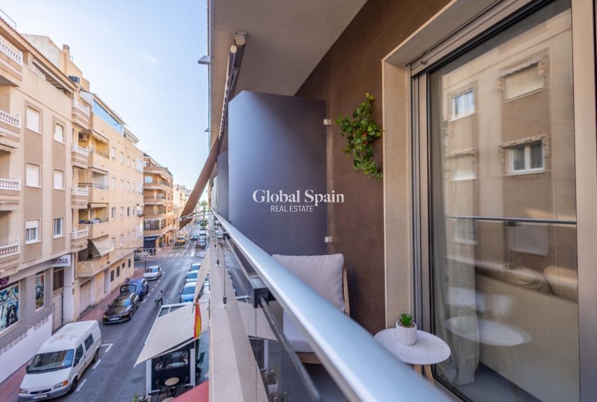 Wiederverkauf - WOHNUNG -
TORREVIEJA - Las calas