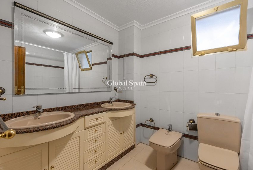 Wiederverkauf - WOHNUNG -
TORREVIEJA - Paseo maritimo