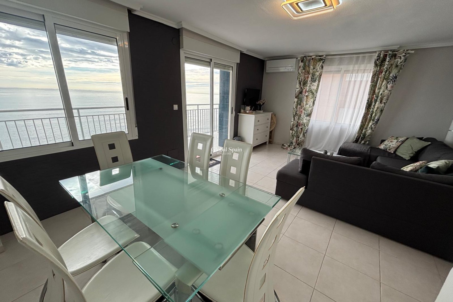 Wiederverkauf - WOHNUNG -
TORREVIEJA - Playa De Los Náufragos