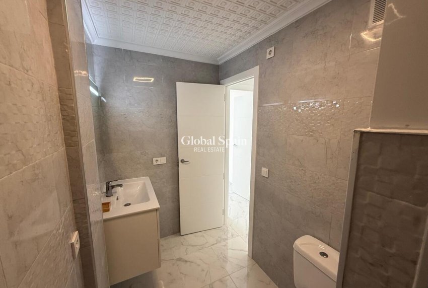 Wiederverkauf - WOHNUNG -
TORREVIEJA - Playa del Acequión