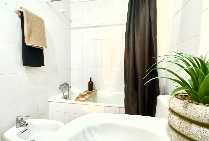 Wiederverkauf - WOHNUNG -
TORREVIEJA - Playa del Cura