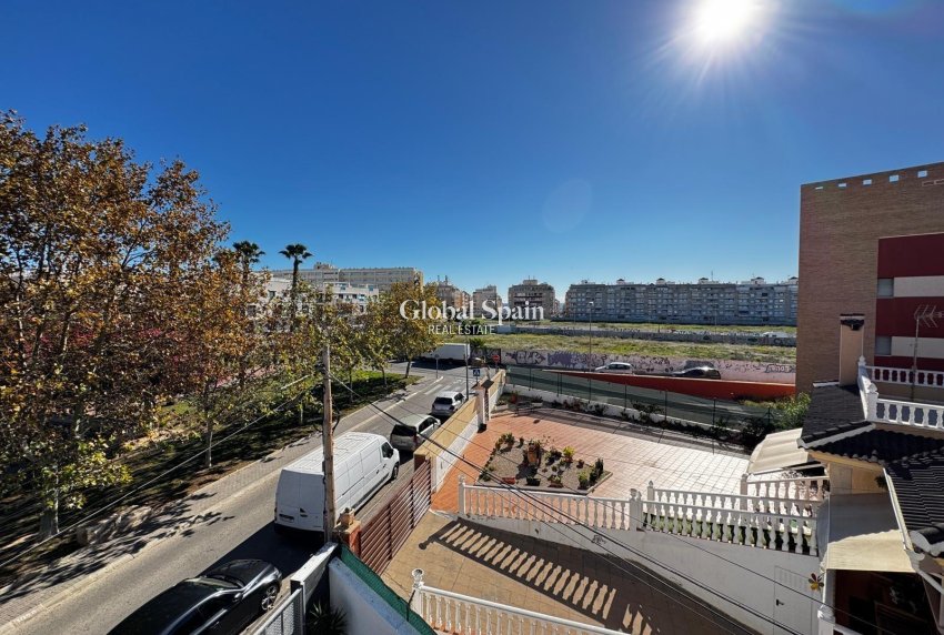 Wiederverkauf - WOHNUNG -
TORREVIEJA - Playa del Cura