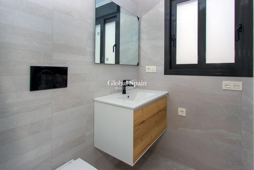 Wiederverkauf - WOHNUNG -
TORREVIEJA - Playa del Cura