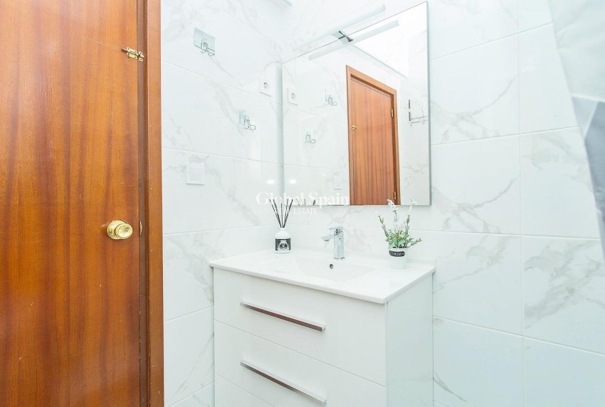 Wiederverkauf - WOHNUNG -
TORREVIEJA - Playa del Cura