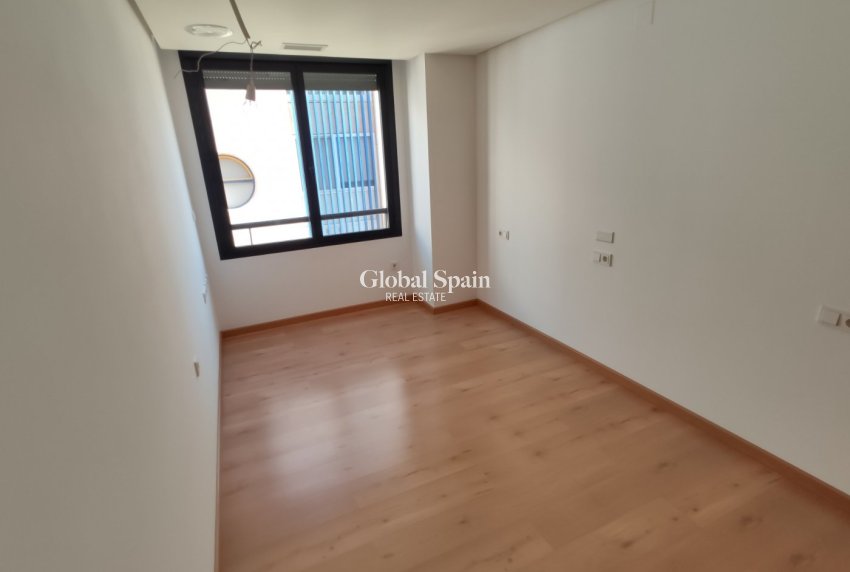 Wiederverkauf - WOHNUNG -
TORREVIEJA - Puerto