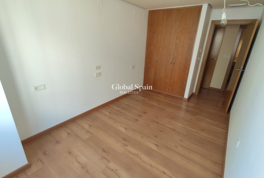 Wiederverkauf - WOHNUNG -
TORREVIEJA - Puerto