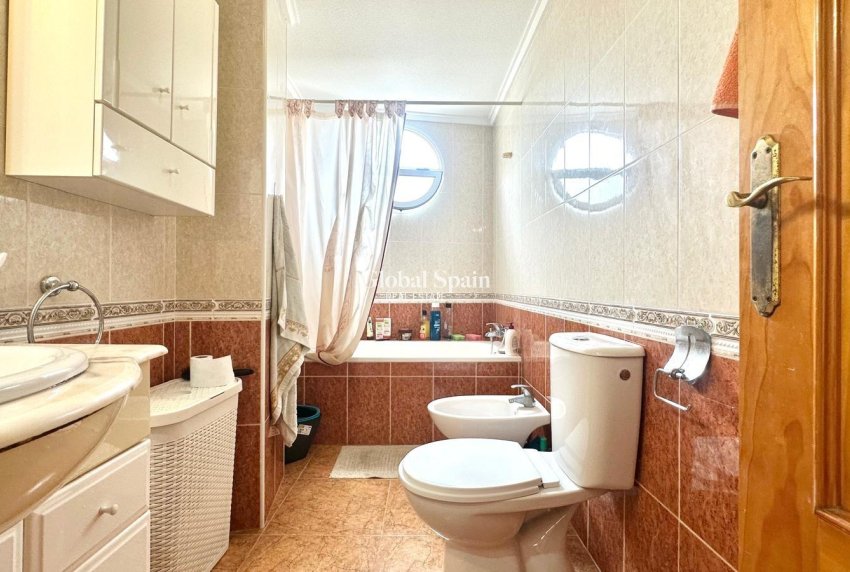 Wiederverkauf - WOHNUNG -
TORREVIEJA - Torrevieja