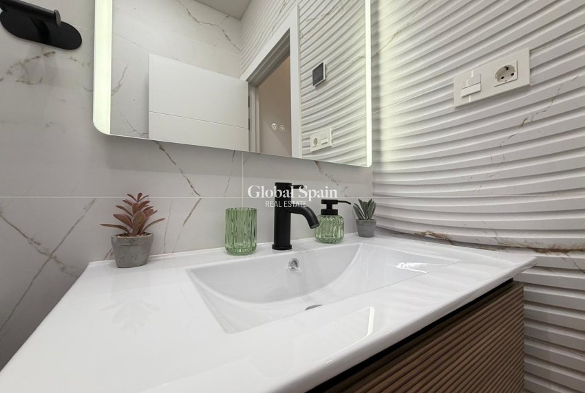 Wiederverkauf - WOHNUNG -
TORREVIEJA - Torrevieja