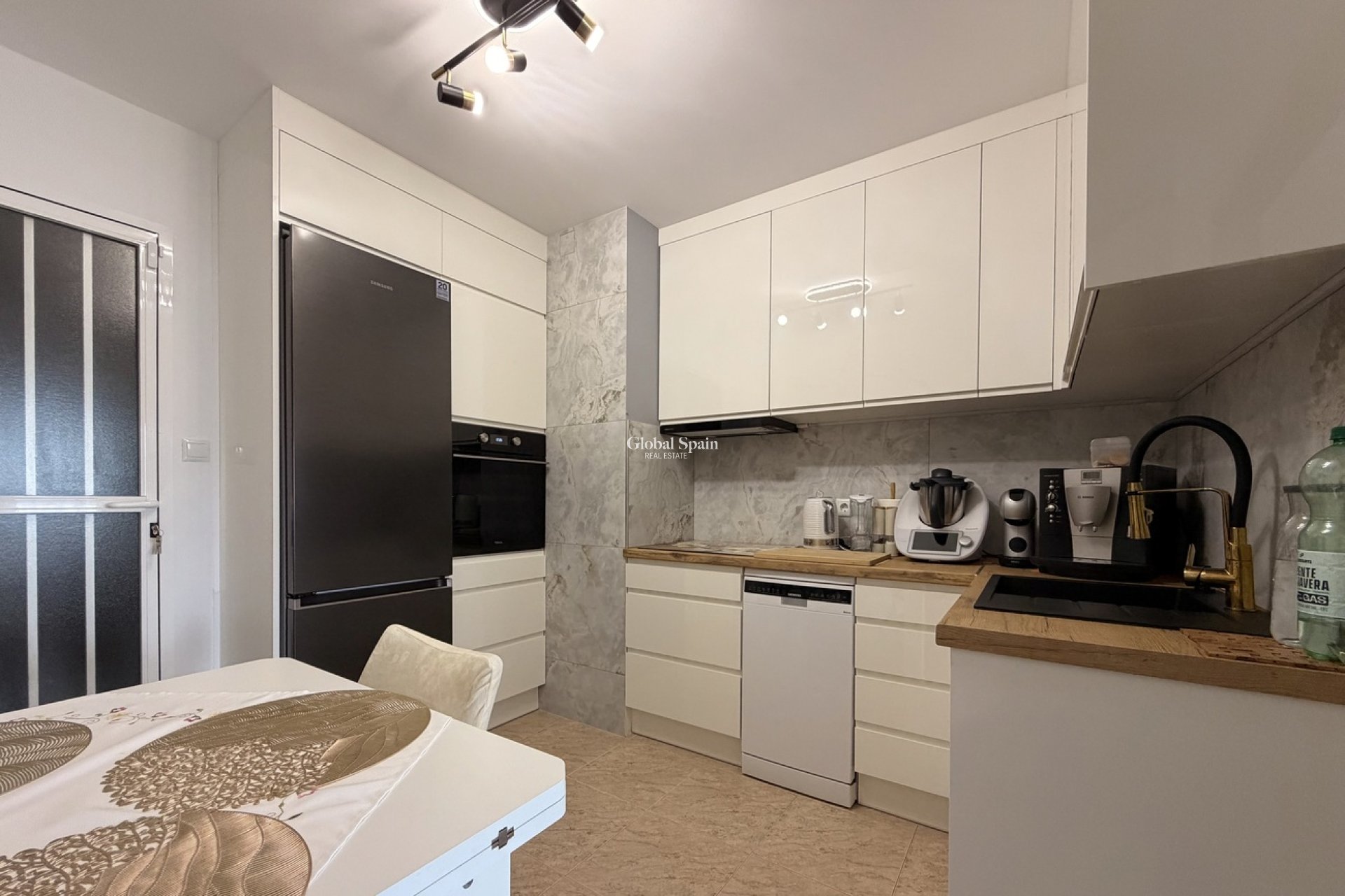 Wiederverkauf - WOHNUNG -
TORREVIEJA - Urb. Calas Blancas III