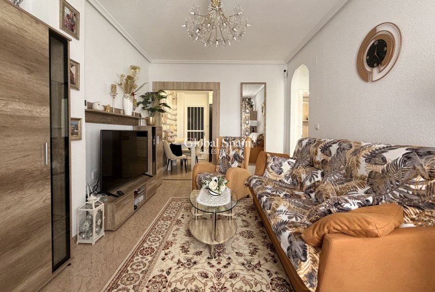 Wiederverkauf - WOHNUNG -
TORREVIEJA - Urb. Calas Blancas III