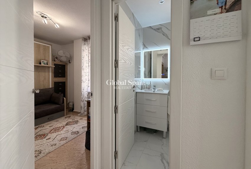 Wiederverkauf - WOHNUNG -
TORREVIEJA - Urb. Calas Blancas III