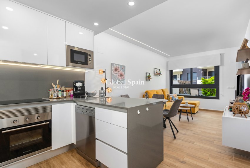 Wiederverkauf - WOHNUNG -
VILLAMARTÍN - Costa Blanca