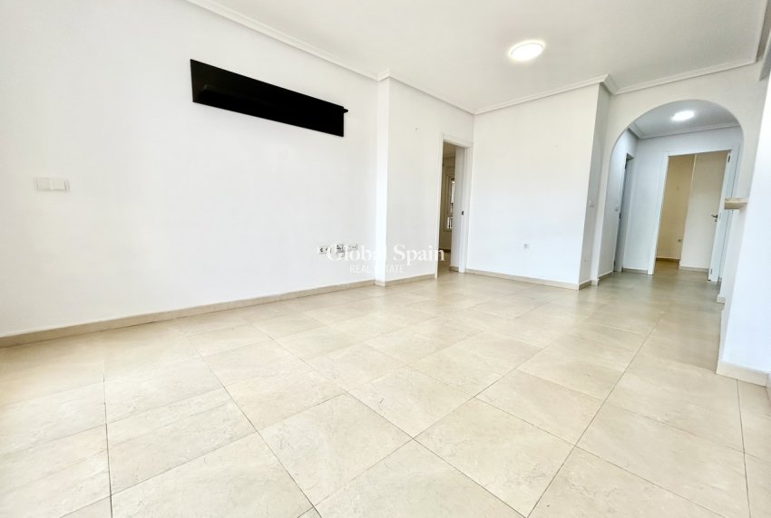 Wiederverkauf - WOHNUNG -
VILLAMARTÍN - Costa Blanca