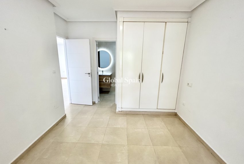 Wiederverkauf - WOHNUNG -
VILLAMARTÍN - Costa Blanca