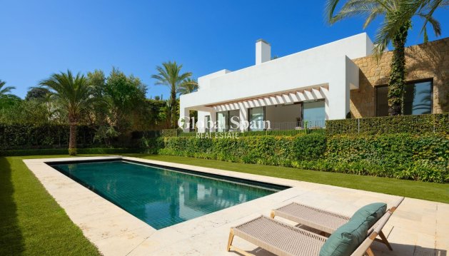 WILLA  - Nowo zbudowane - CASARES -
                Pedregales