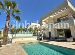 Wederverkoop - VILLA -
ORIHUELA COSTA - VILLAMARTÍN