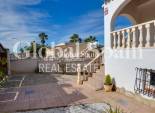 Resale - VILLA -
TORREVIEJA - La Siesta - El Salado - Torreta