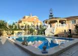Wiederverkauf - VILLA -
TORREVIEJA - Aguas Nuevas