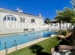 Wederverkoop - VILLA -
Urb. La Marina - Inland