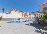 Wederverkoop - Villa -
TORREVIEJA - Aguas Nuevas